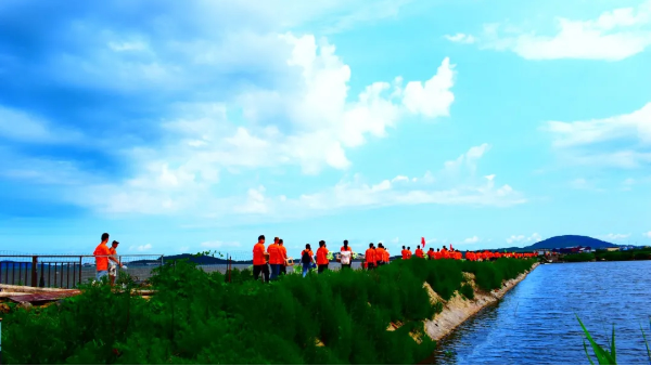 宏利圣得热烈庆祝第七届<i style='color:red'>牛商争霸赛</i>山东战区中期素质拓展圆满成功！