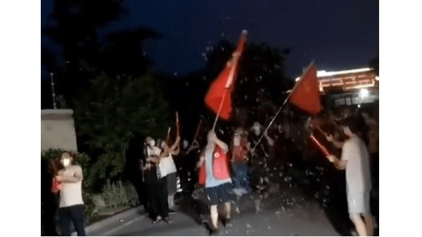 南京禄口街道解封，居民放<i style='color:red'>烟花</i>庆祝：在家憋坏啦！