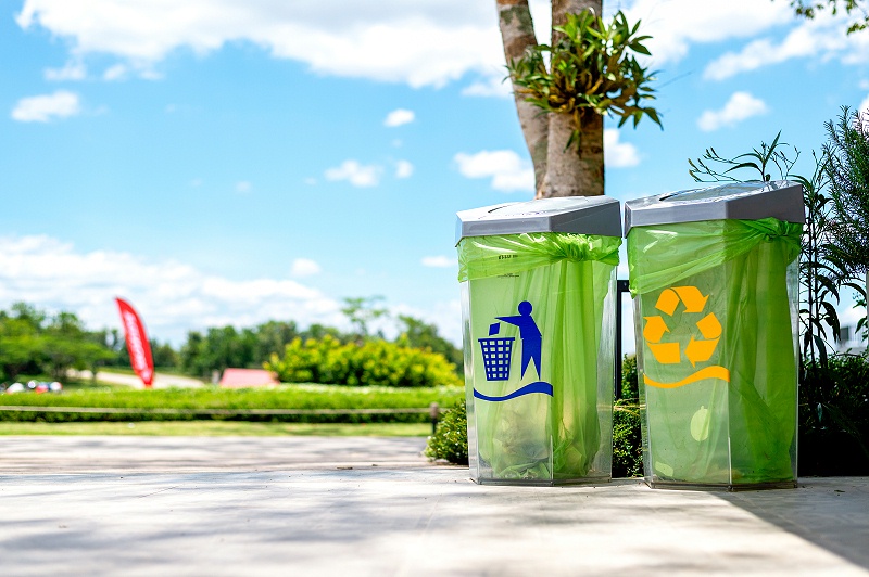 花瓣素材_特写垃圾桶与软焦点和在背景上的overlight_106808695